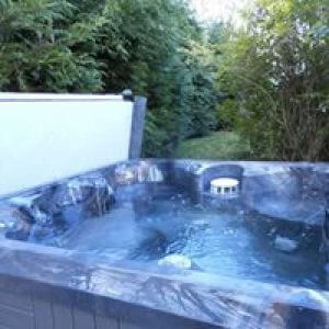 Your own Hot Tub - Rainbow Cottage